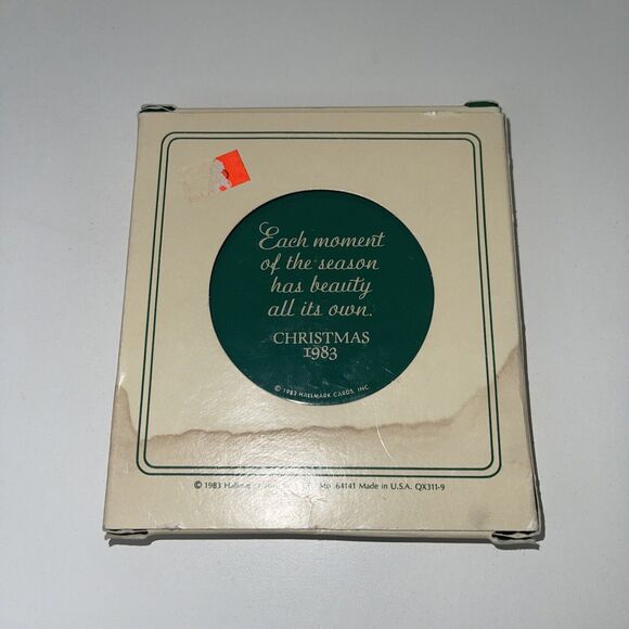 HALLMARK KEEPSAKE ORNAMENT with box CHRISTMAS WREATH - 1983 Vintage - Picture 2 of 4